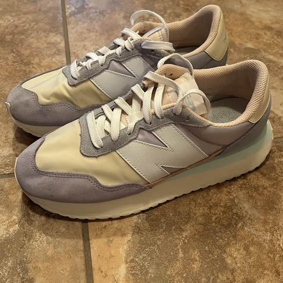 New Balance Women’s Sneakers size9. - Picture 3 of 6